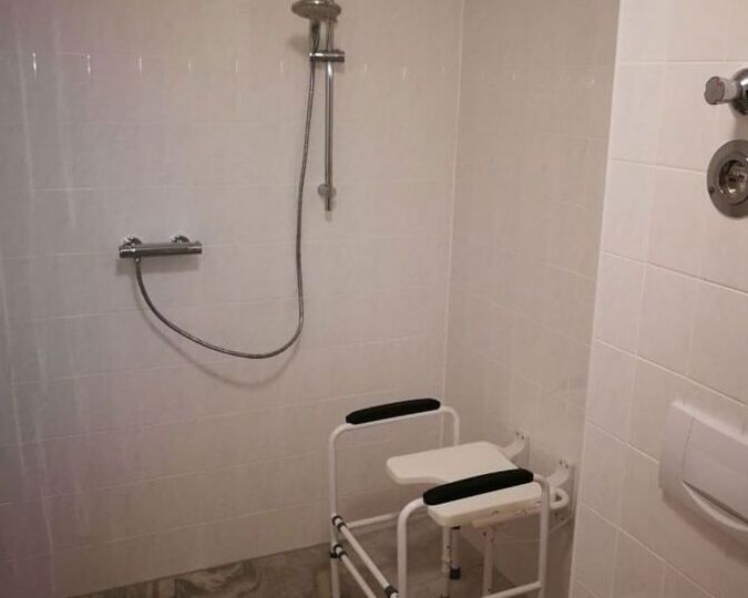 Moderne Dusche für die Patienten