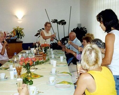 Menschen feiern am Tisch